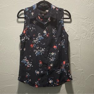 Banana Republic 
Classic fit S sleeveless blouse
Flowers Blue/White/ Red